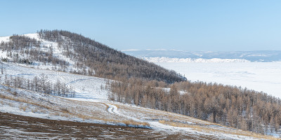 山坡上积雪覆盖的道路
