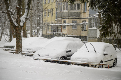 积雪覆盖的汽车被困在停车场