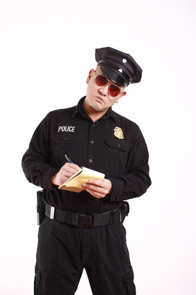 写传票的警官