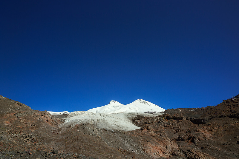 俄罗斯高加索山脉的厄尔布鲁斯山的南坡全景。白雪皑皑的山峰上有两座山峰。