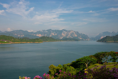 复杂的山在湖中与天空和水在美丽的湖