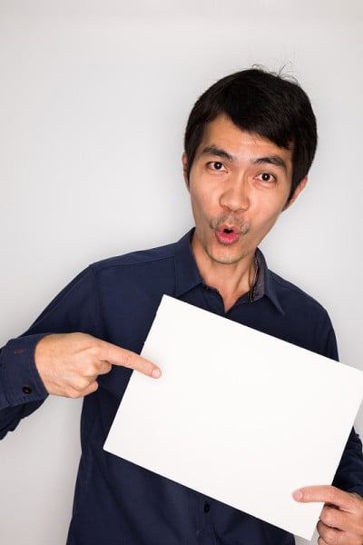 一个英俊的男人在幸福的感觉。东南亚商人心情愉快