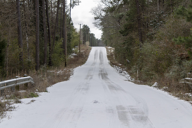 德州东南部泰勒县的结冰道路