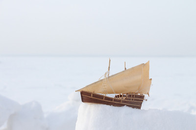 玩具船在雪地上