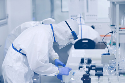 医生在实验室用机械分析covid - 19传染病样本。