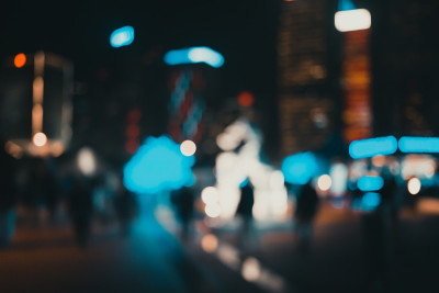 抽象模糊的人走在夜晚的街道上的形象