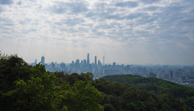 在白云山山顶拍摄广州市中心