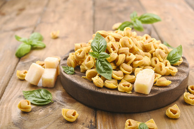 罗勒和肉馅意大利饺子。博洛尼亚和罗马涅的特色菜:Cappelletti，新鲜的鸡蛋意大利面，肉和蔬菜