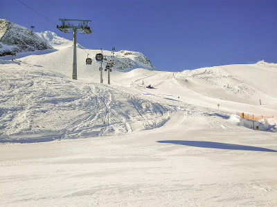 在Hinter Tux冰川上有平底船的滑雪斜坡