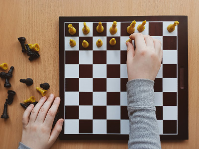 孩子的手安排象棋在棋盘上俯视图特写