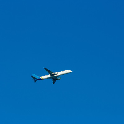 客机在空中飞行