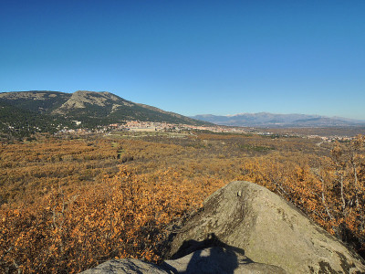 从费利佩二世的椅子上看El Escorial修道院和Sierra de Guadarrama国家公园