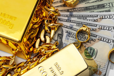 珠宝买家，典当行和买卖贵金属概念主题与成堆的美元现金，金戒指，项链手镯和金条孤立在白色的背景