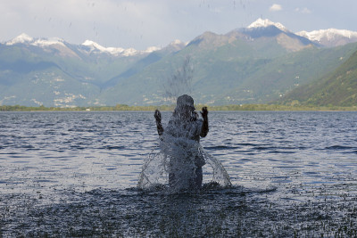 一个女人在一个洪水泛滥的高山湖泊里戏水