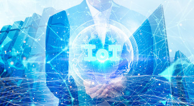 物联网(物联网)。双重曝光元素的商人持有与全球联系。ICT(信息通信技术)。大数据。智能城市的概念。