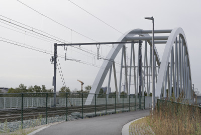 河上新建了一座铁路桥