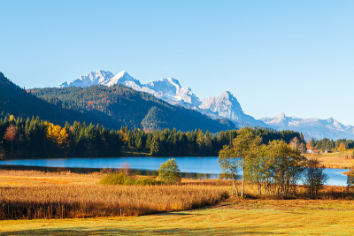 在Geroldsee湖上令人惊叹的山池塘(Wagenbrüchsee)，在背景俯瞰Alpspitz和
