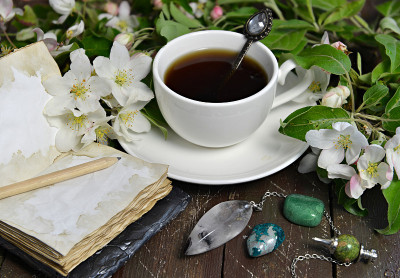 一杯开着日记的茶，还有铺在木板上的苹果树花。