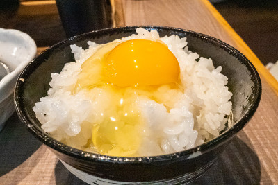 生鸡蛋配米饭。田鸡糕是一种很受欢迎的日本早餐食物，上面是煮熟的米饭，或者混合着生鸡蛋和酱油。