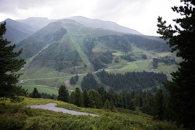 半圆顶岩景观草地在奥地利
