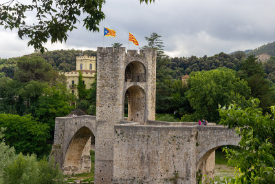 用标志桥接到Besalú