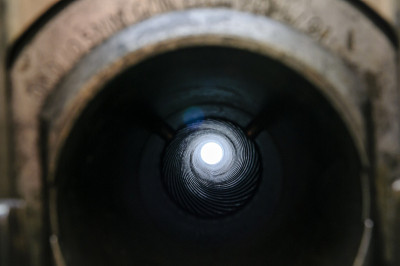 透过105mm光场榴弹炮的枪管可以看到螺旋膛线，使炮弹旋转并提高精度