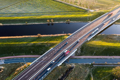 日出时分，荷兰北布拉班特Waalwijk附近，一座高架桥横跨A59公路的运河