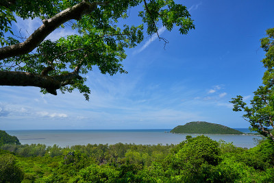 山姆罗伊尤德风景，海景和清澈的蓝天