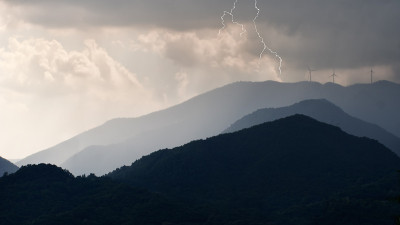 风力发电场，风力发电机。Lunigiana,意大利。