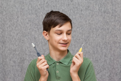 带牙套和牙刷的青少年