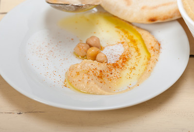 鹰嘴豆泥配皮塔饼