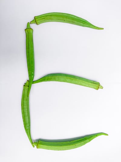 字母E由秋葵制成