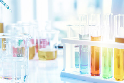 科学实验室中各种大小的玻璃烧杯用于添加化学液体进行实验关于科学研究