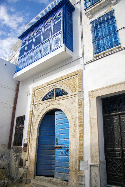 白色和蓝色设计的城市Sidi Bou Said，北非，突尼斯，2018年10月9日