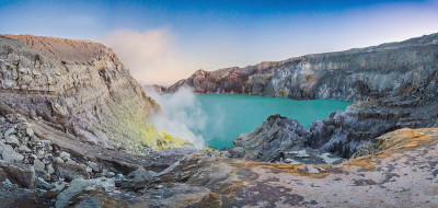伊真火山或卡瓦伊真印尼语全景拍摄。著名的火山含有世界上最大的酸性湖和硫磺矿点，火山气体来自于火山
