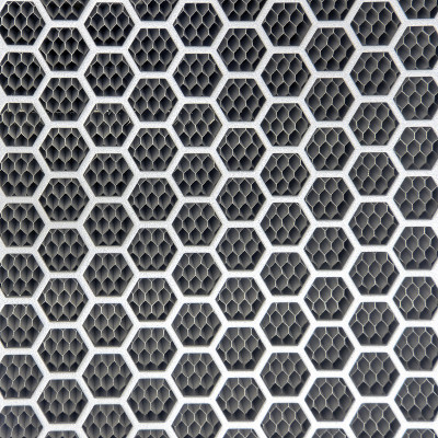 背景金属格栅与六角形孔