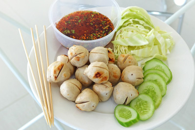 肉丸配蔬菜和酱汁