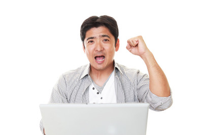 用笔记本电脑的男人