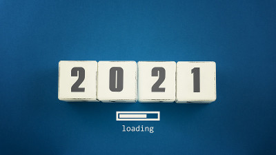 顶视图的木制立方体2021文本和进度加载条新年的概念