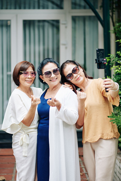 年长女性喜欢自拍