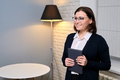 自信的商业中年女顾问，律师，顾问，办公室秘书