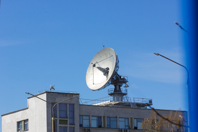 办公大楼屋顶上用于卫星通信的碟形天线
