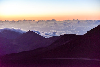 毛伊岛哈雷阿卡拉火山口的日出