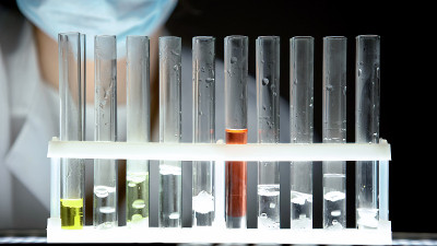 彩色液体的试管，实验室工作人员进行秘密的科学研究