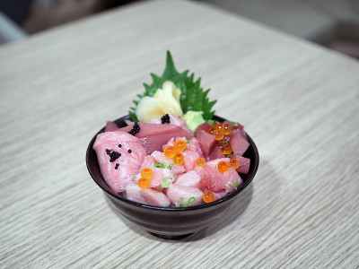 一碗混合的新鲜金枪鱼寿司;Honmaguro otoro, chutoro and akami淋上鲑
