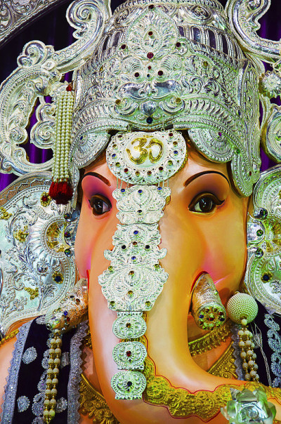 近距离观看神像的主甘尼萨，也被称为甘尼帕提或Vinayaka