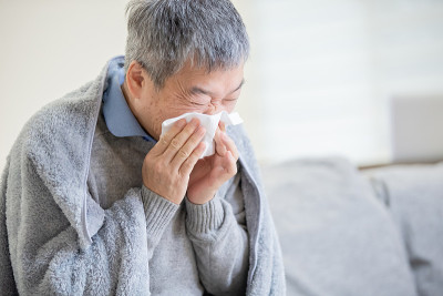老亚洲人感冒了