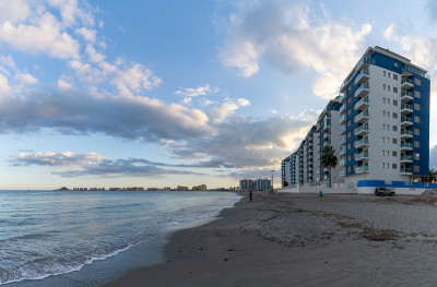 空旷的海滩和穆尔西亚La Manga del Mar Menor的酒店，在富有表现力的夜空下