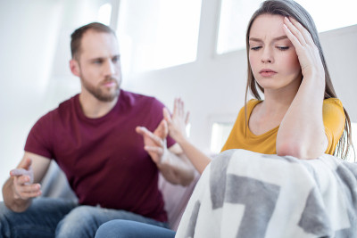 不开心的女人不想和她的男人说话
