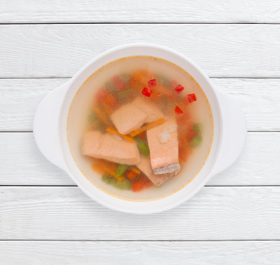 膳食汤蔬菜和红鱼。